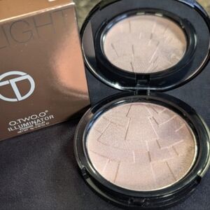 O.TWO.O 01 Starlight Radiant Illuminator Powder Highlighter NIB